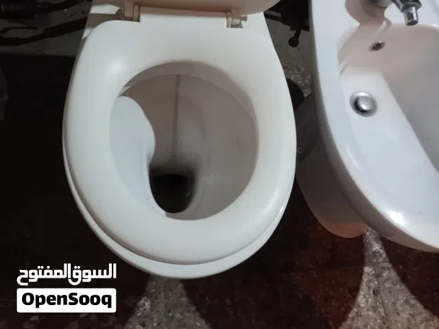 طقم مراحيض مستعل خفيف بحالة الوكاله  بجانب مغسله ممتازه