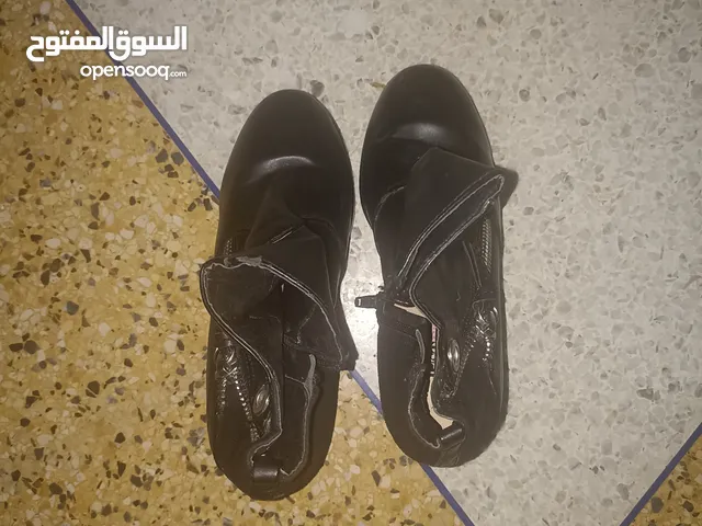 حذاء عالي اسود