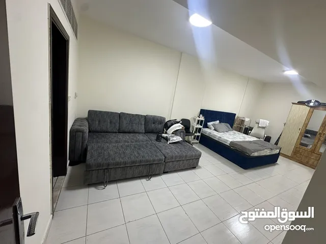 غرفة ماستر حمام وبلكونة قريب من موقف الباص وقريب عالبحر جدا البناء جديد والبيت نضيف