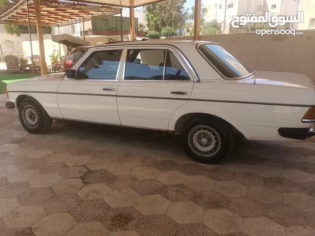 مرسيدس بنز موديل 84 لف جير عادي مرخصة فتحه بسعر مغري جدا
