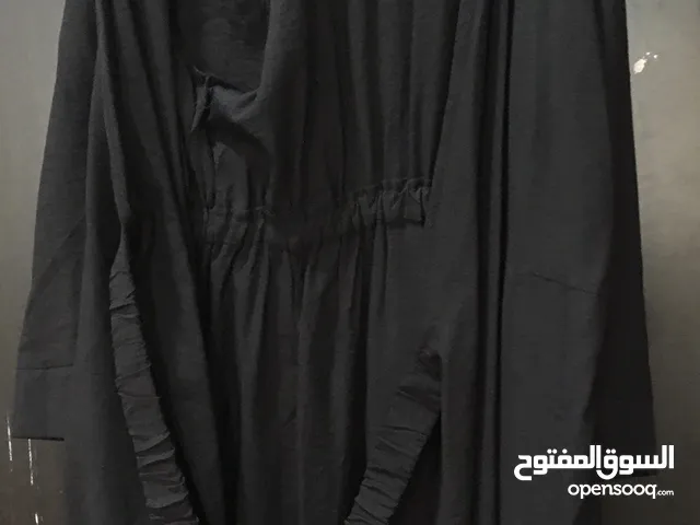فستان جديد وغير مستعمل قصير اسود باكمام ب 7 دينار فقط