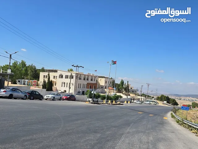 1 دونم على طريق اربد جرش القديم مباشره بعد مبنى المحافظه على اليسار