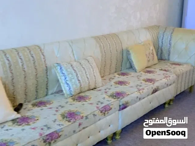 السلام عليكم ديوان كويتي مع الطبلات للبيع الديوان يتكون من ثمان قطع 8 متر وطبلة كبيره وثنين زغار الس