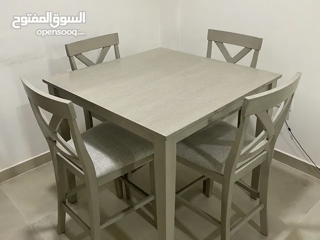 طاولة عاليه مع اربع كراسي عاليه