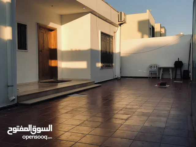 225 m2 3 Bedrooms Townhouse for Sale in Tripoli Al-Serraj