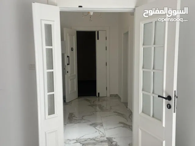 شقة للايجار في طرابلس عين زارة تشطيب حديد سعر الايجار  2000 دينار