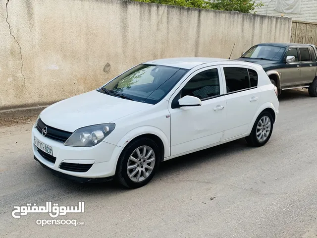 اوبل استرا بسعر حرق سياره جديده مش بحاجه لاشي (جديده) وغير هيك انا مسوال ع الفحص