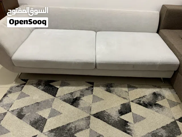 كنبة بحالة جيدة جدا تصلح للجلوس و النوم