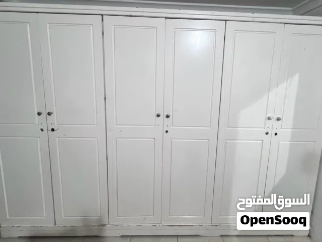 للبيع خزانة ملابس و رف ايكيا و مراية ووخزانة مطبخ