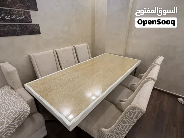 طاولة طعام مع كونسول