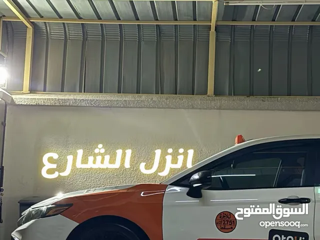 يتوفر لدي خدمة التوصيل ب تكسي او سيارتي الخاصة