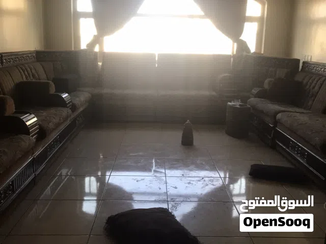 دور ثاني نظام فيلا اربعة غرف وثلاث حمامات شارع 24 بالقرب من المخرفي