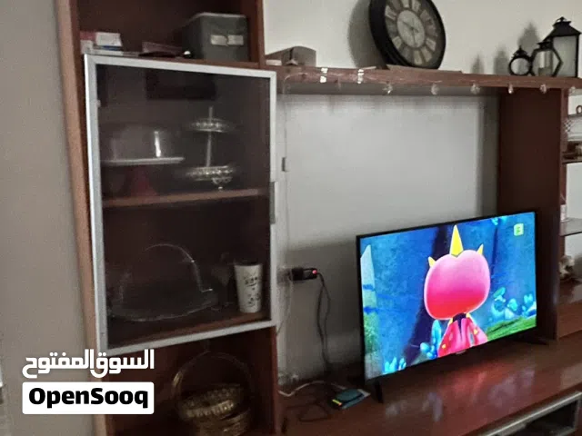 بوفيه تلفزيون فيه 9 قجرات بحالة ممتازة وسليم ومكتبة مرش للكتب