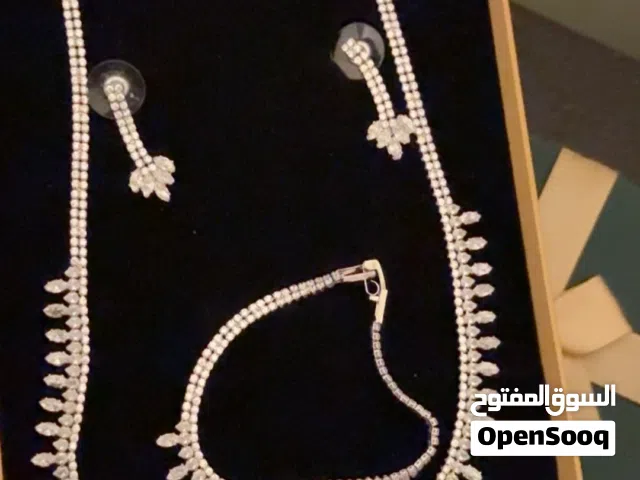 طقم إكسسوار نسائي للسهرات والأعراس، مرصع بفصوص زركون لامعة، يتكون من عقد وسوار وحلق، بحالة ممتازة.
