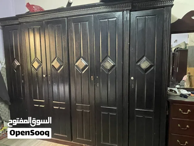 خزانة كبيرة للبيع
