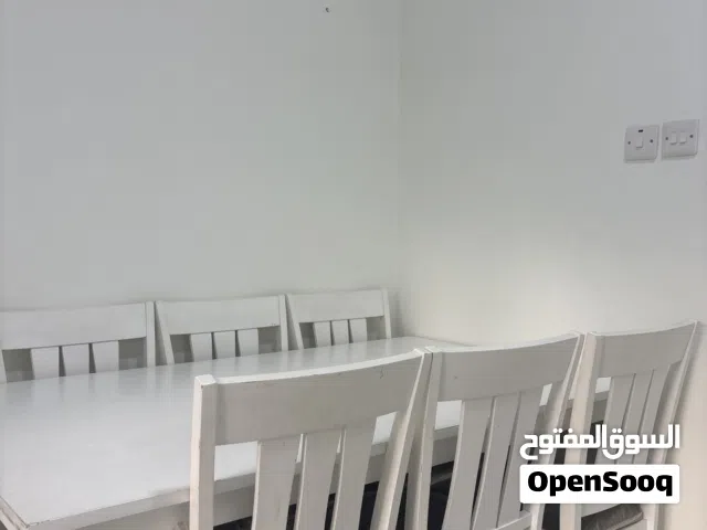 طاولة طعام ل 6 اشخاص بلون ابيض مميز نظيف جدا .