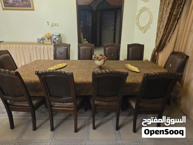طاولة طعام ثقيلة