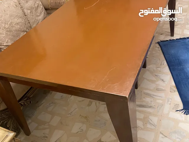 طاولة خشب لاتية