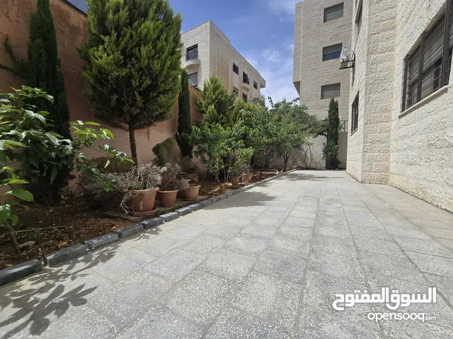 عبدون شقه ارضيه مع حديقه و كراج خاص للإيجار الفارغ السنوي