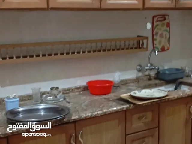 مطبخ المنيوم وخشب زان لون مميز خزائن زجاج ابواب للبيع