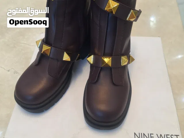 بوط لون بني