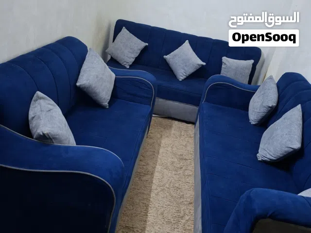 طقم كنب ثلاث قطع لون أزرق ملكي حالة ممتازة