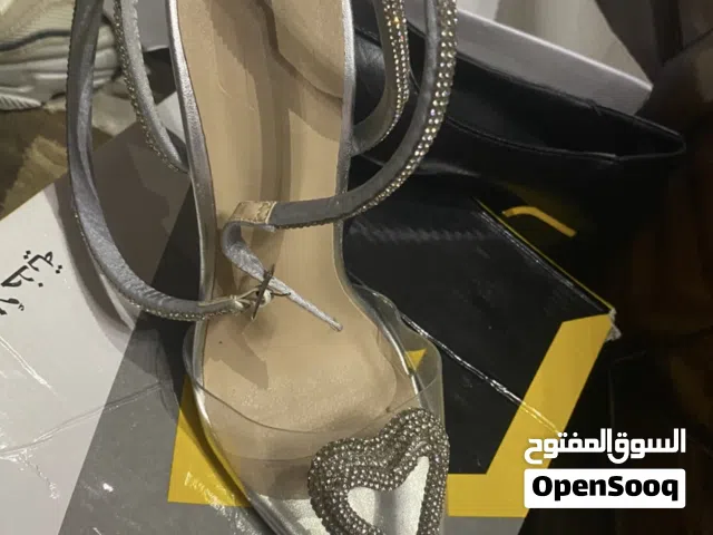 اخذيه للبيع القطعه 5الفضي10استخدام ساعتين الأسود والزيتي قياس فقط