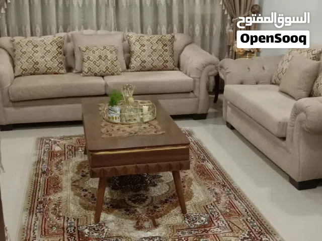 طقم كنب مع طاولات جوانب بحالة جيدة للبيع