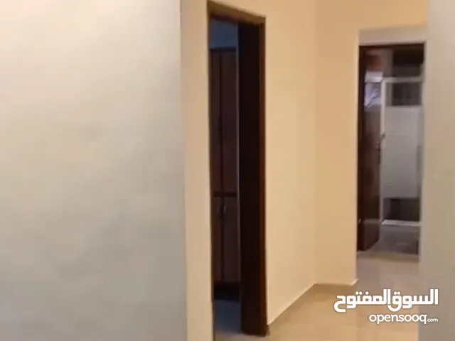 للإيجار شقة غرفة وصالة وحمام