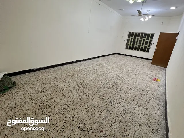 250 m2 5 Bedrooms Townhouse for Rent in Basra Juninah