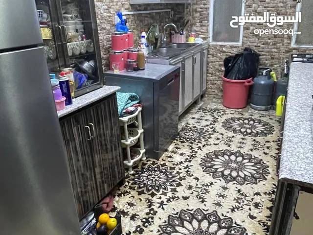 للايجار شقه حولي.مكون من صاله3 غرفتين،حمام ومطبخ.من تاریخ 01/08/202 الی01/10/2025 رقم هاتف