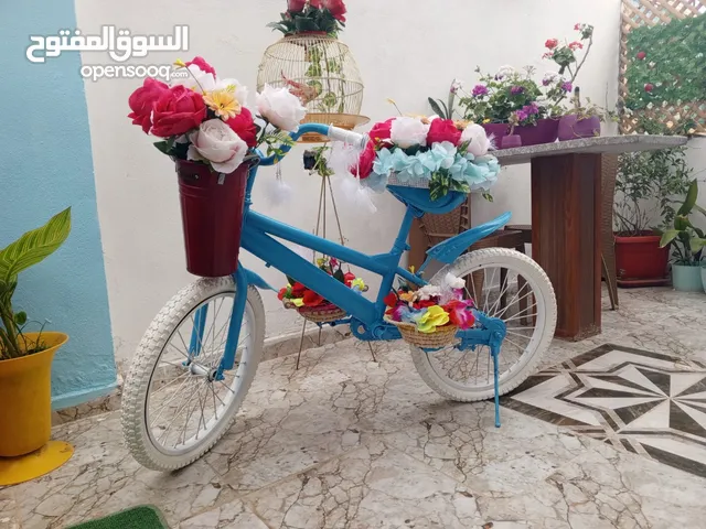 بسكليت مزين بورود اصطناعي