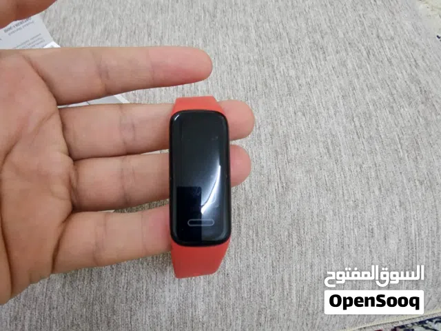 ساعه رياضيه حصلت عليها هديه ما اعرف اي تفاصيل عنها