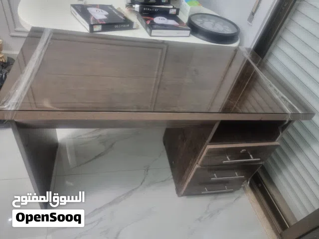 للبيع مكاتب عمل بحالة ممتازة – استعمال خفيف