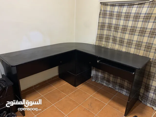 مكتب على شكل حرف L كورنر وممكن فصله الى مكتبين بسعر مميز قابل للتفاوض