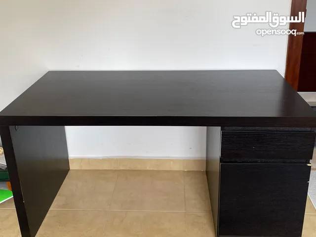 مكتب لون اسود صناعه ايكيا بحاله الجديد موضح بالصور