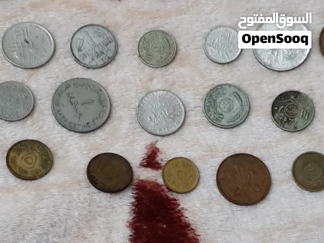 مجموعة عملات قديمة نادرة (معدنية + ورقية) من دول مختلفة لهواة الجمع