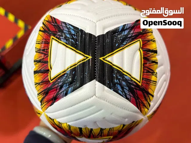 كرة قدم احترافية مقاس 5 - تصميم عصري وألوان مميزة (جديدة/بحالة ممتازة)