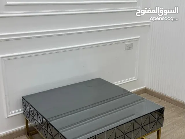 طاوله في غرفه الجلوس ، كبيره ونظيفه