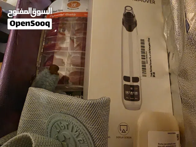 للبيع صندوق كما في الصورة ،فيه عطر ، أظافر، جهاز تنظيف، شنطه ، ألوان أظافر...مستخدم