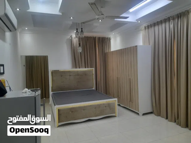 غرفه بالحمام للايجار ب المعبيله الجنوبيه شارع 99 A room in the bathroom for rent in the southern Maa