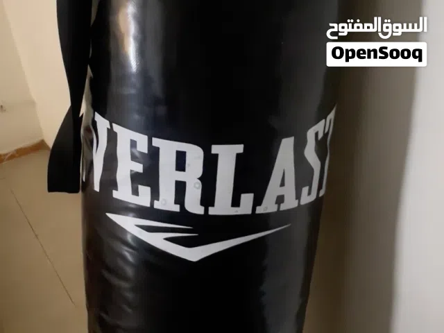 هذا كيس ملاكمة من ماركة Everlast مصمم لفنون القتال المختلطة (MMA).