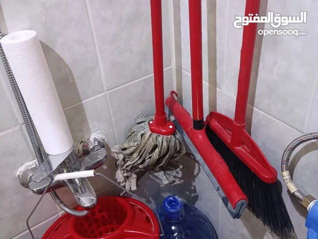 جردل بالمكنسة و المساحة و الشرشوبة طقم كامل لونه احمر للبيع