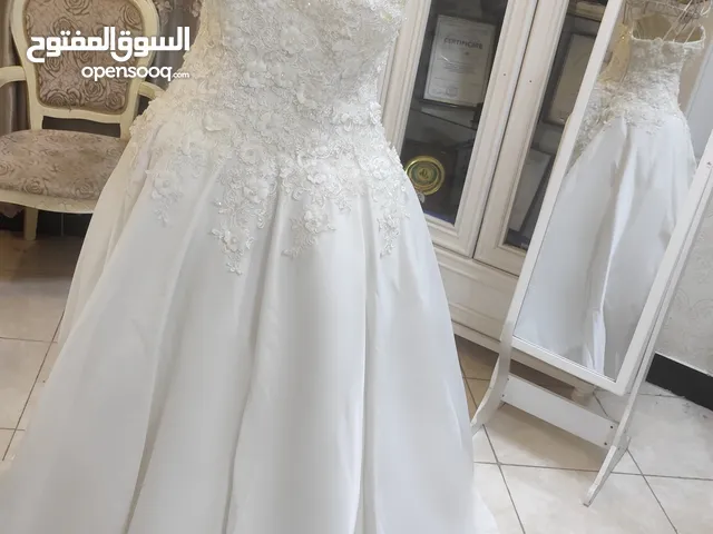بدلة زفاف نظيفه جداً مستعمله 4 ساعات تجي وياها طرحه وبليرة وتصير للمحجبات