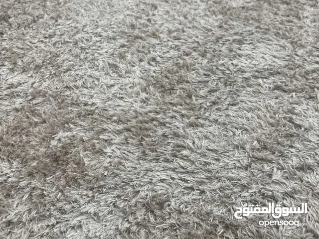 موكيت من درجات البني الفاتح مقاس 6ونص ب اربعة