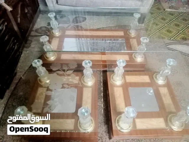 طاولات خشب و زجاج