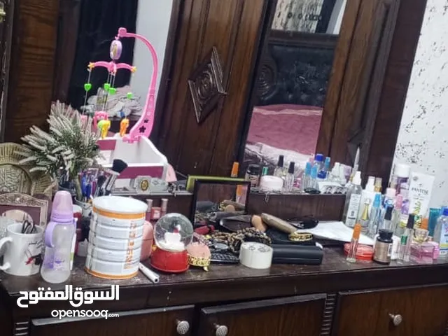 غرفة نوم كاملة للبيع  تشمل جميع مرافقها اللون بني غامق  ............................................