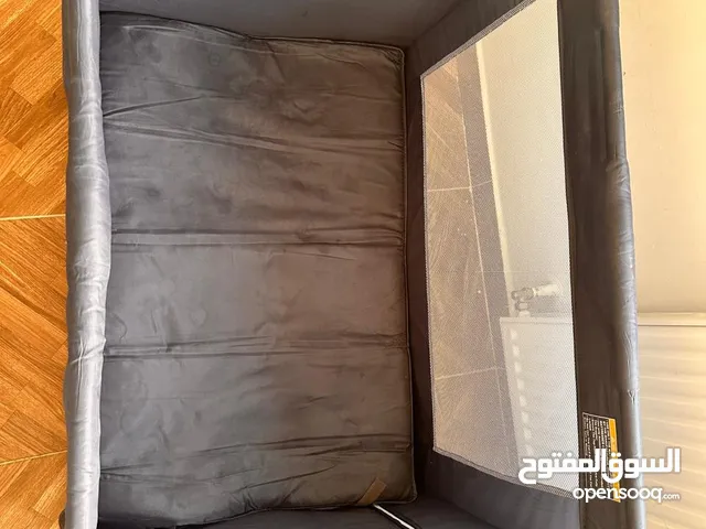 سرير اطفال عدة مستويات ( بجانب سرير الام ) يمكن تغيره حسب العمر ويمكن فتحه وضبه وتخزينه لا يأخذ حيز