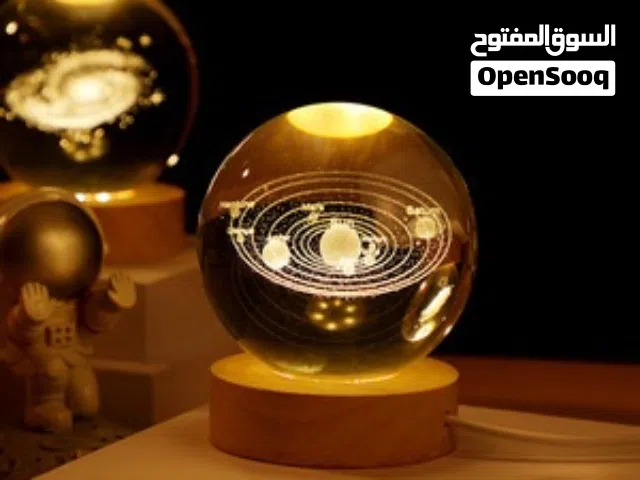كره بلوريه  مصنوعه من الكرستال وقاعده خشبيه مضيئه كره حجم كبير