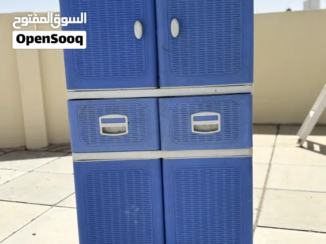 خزانة ملابس او اواني عمودية بحالة ممتازة